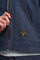 Persona che indossa una Mason Cropped Jacket in India Ink, con un primo piano dei dettagli di zip e tasche | TP_IMAGE_TYPE=DETAIL