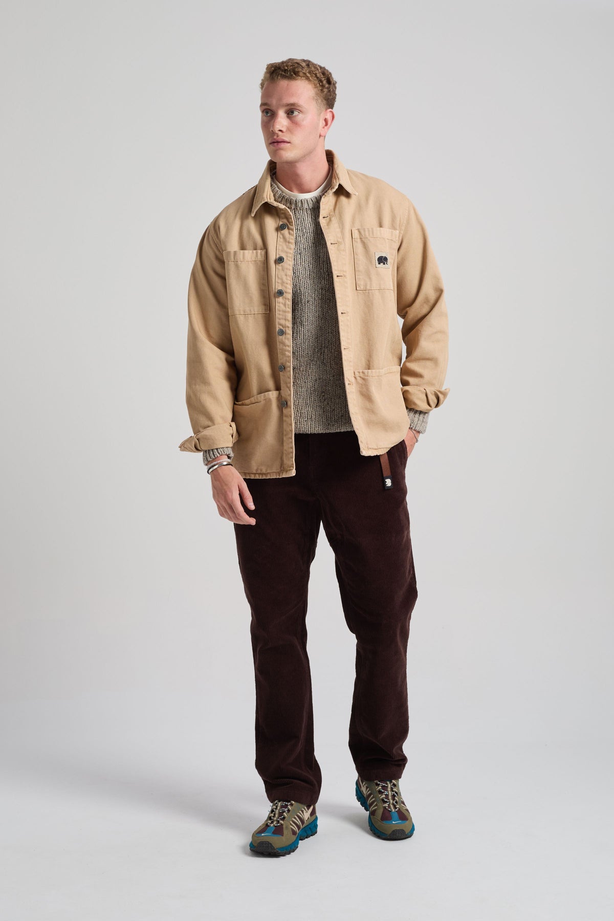 Persona che indossa una Albir Canvas Overshirt Sand, vista frontale | TP_IMAGE_TYPE=MODEL_FRONT