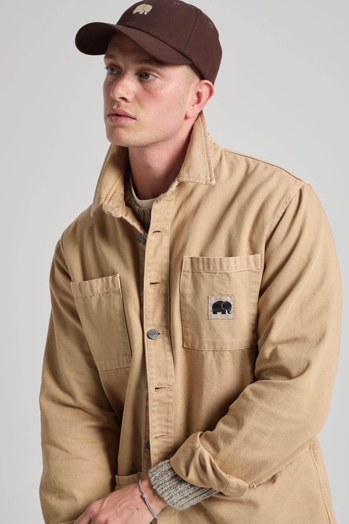 Persona che indossa una Albir Canvas Overshirt Sand, vista frontale | TP_IMAGE_TYPE=MODEL_FRONT