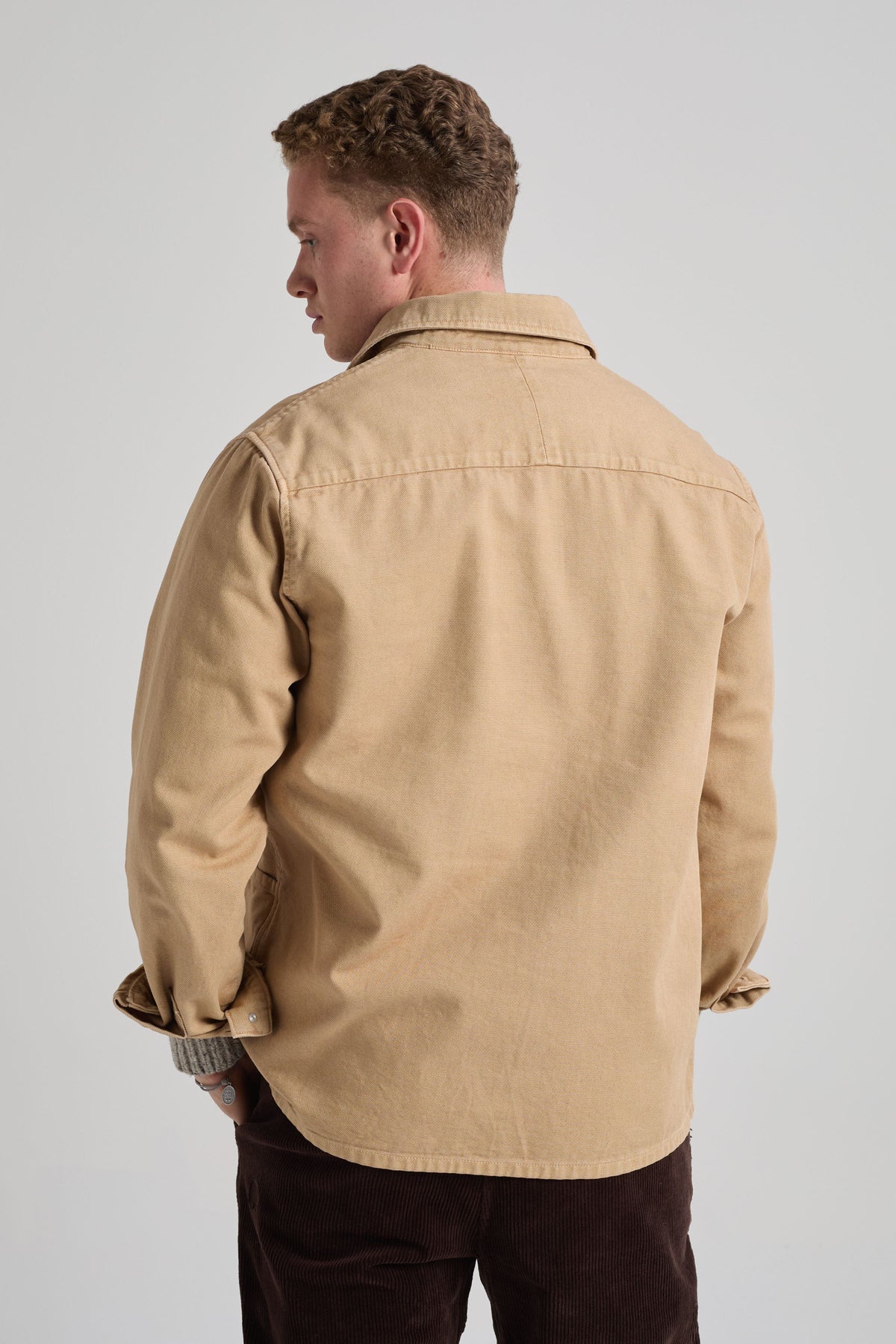 Persona che indossa una Albir Canvas Overshirt Sand, vista posteriore | TP_IMAGE_TYPE=MODEL_BACK