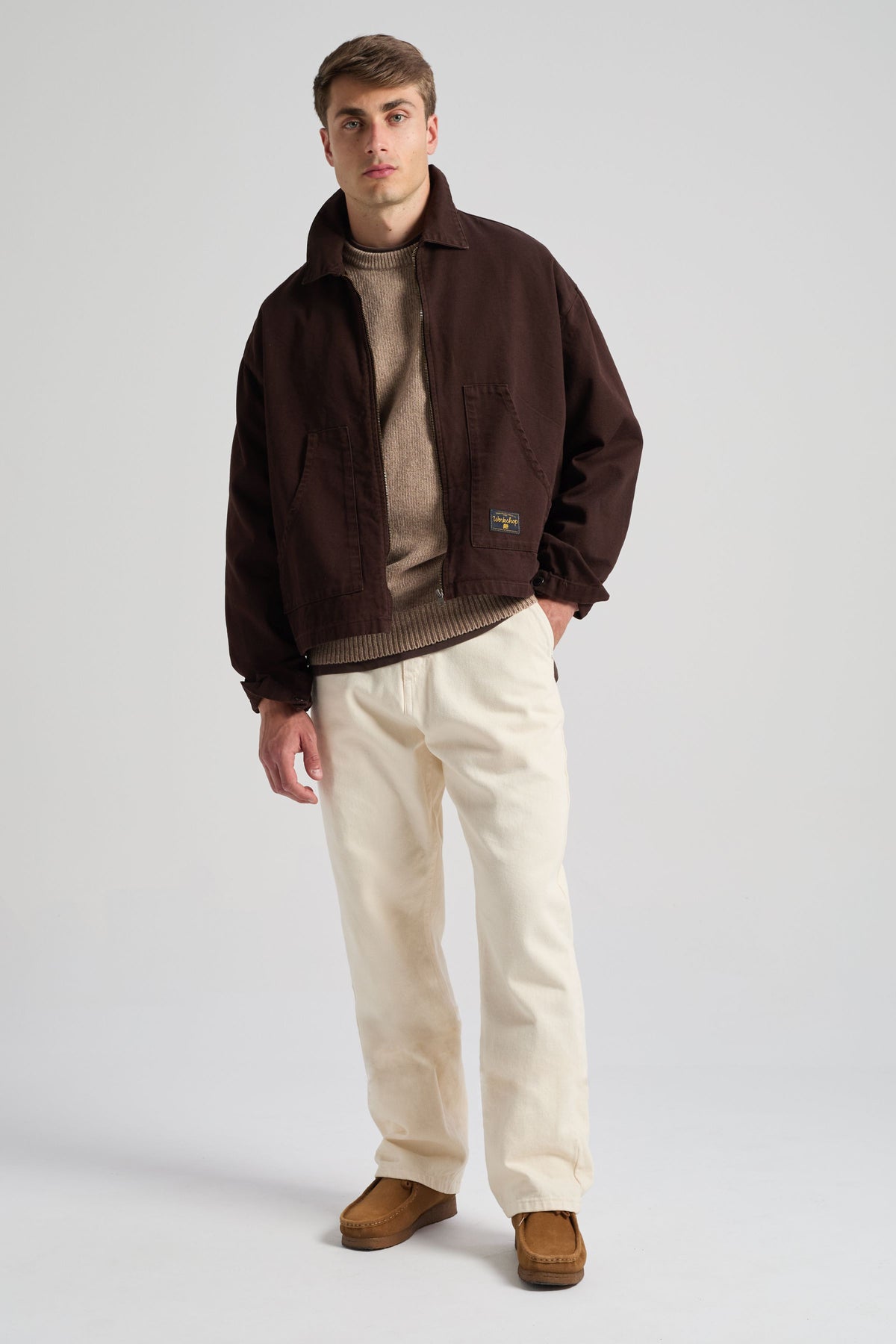 Personne portant une Mason Cropped Jacket Coffee Bean, vue de face | TP_IMAGE_TYPE=MODEL_FRONT