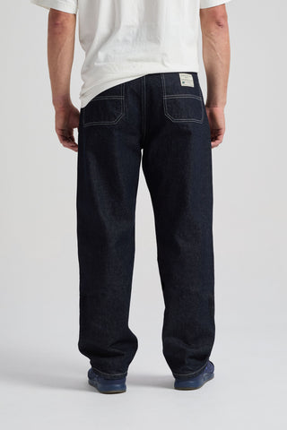 Personne portant le Operator Relaxed Pants en Dark Denim, vue de dos. | TP_IMAGE_TYPE=MODEL_BACK