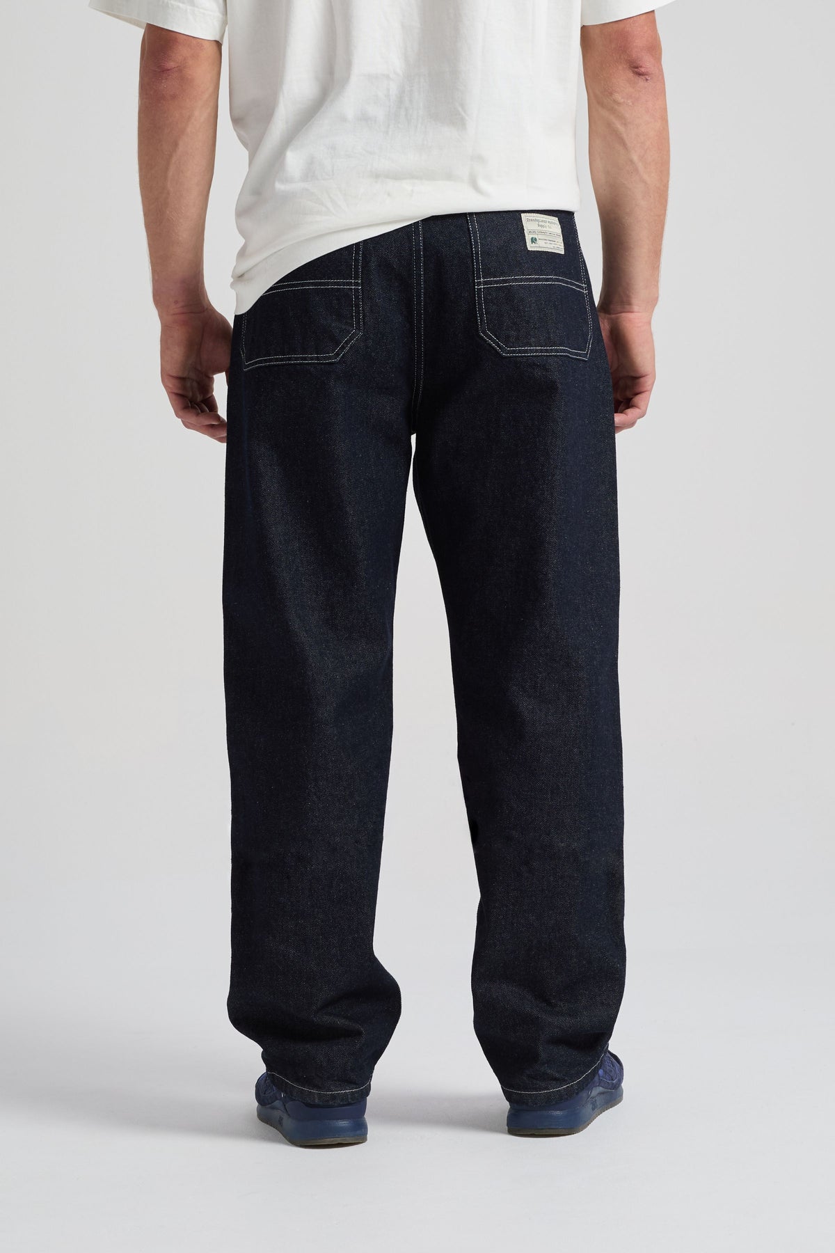 Personne portant le Operator Relaxed Pants en Dark Denim, vue de dos. | TP_IMAGE_TYPE=MODEL_BACK