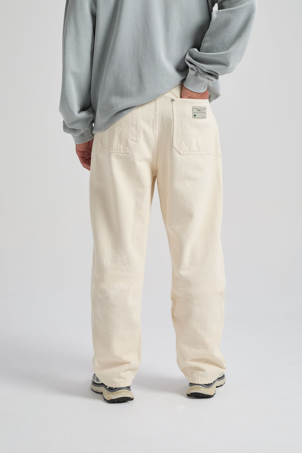 Personne portant le pantalon Operator Relaxed Pants Antique White, vue de dos | TP_IMAGE_TYPE=MODEL_BACK