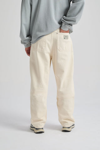 Personne portant le pantalon Operator Relaxed Pants Antique White, vue de dos | TP_IMAGE_TYPE=MODEL_BACK