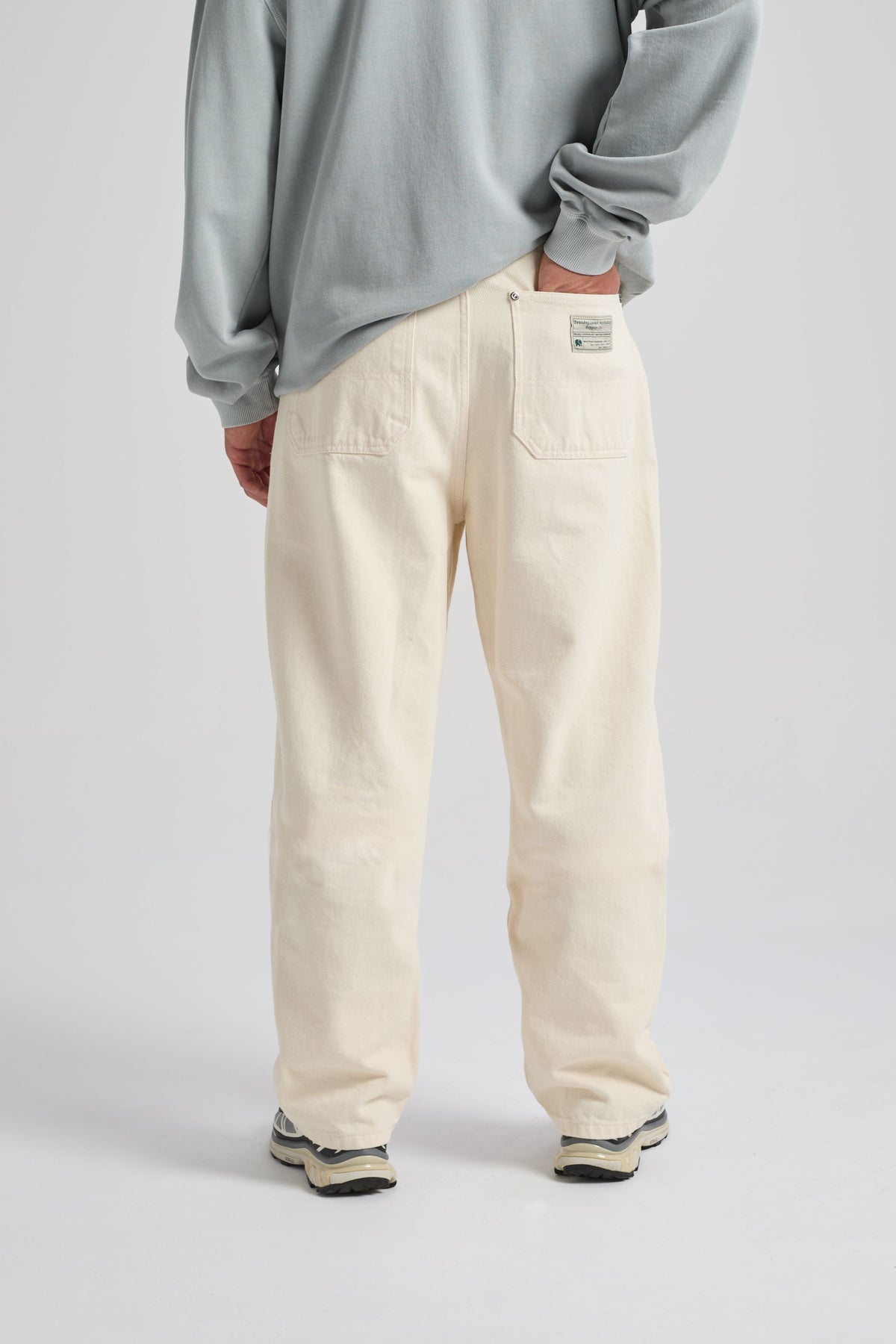 Personne portant le pantalon Operator Relaxed Pants Antique White, vue de dos | TP_IMAGE_TYPE=MODEL_BACK