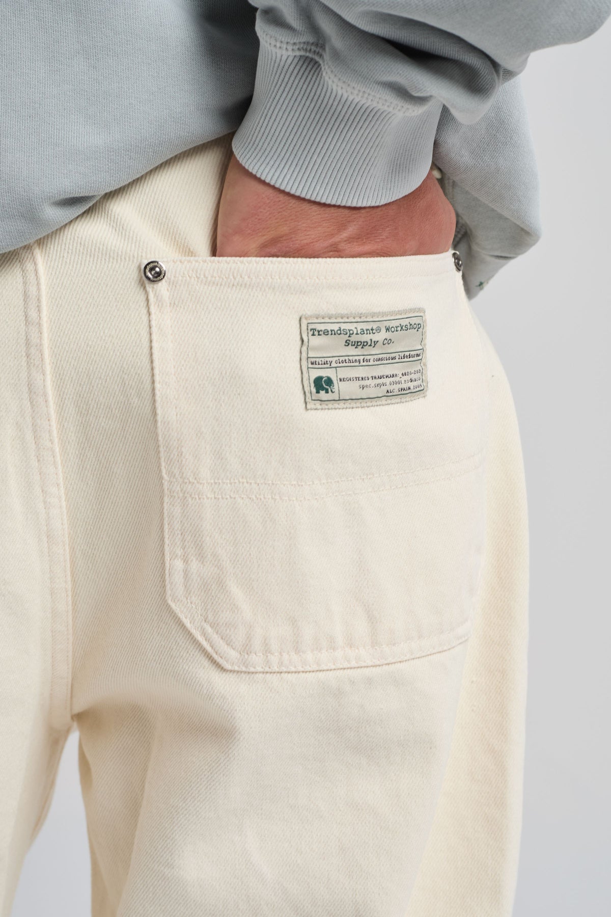 Personne portant le pantalon Operator Relaxed Pants en Antique White, montrant le détail de la poche arrière | TP_IMAGE_TYPE=DETAIL