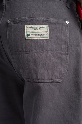 Dettaglio ravvicinato della tasca posteriore e dell'etichetta dei Operator Relaxed Pants nel colore Forged Iron. | TP_IMAGE_TYPE=DETAIL