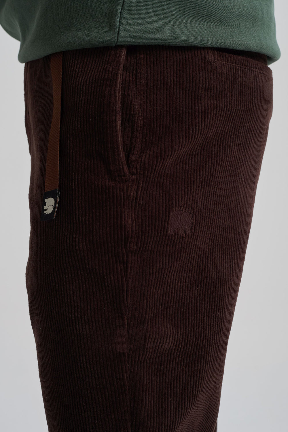 Personne portant le Corduroy Ecodye Climber Pant en Chicory Coffee, vue de côté mettant en valeur la texture et la coupe du tissu | TP_IMAGE_TYPE=MODEL_FRONT