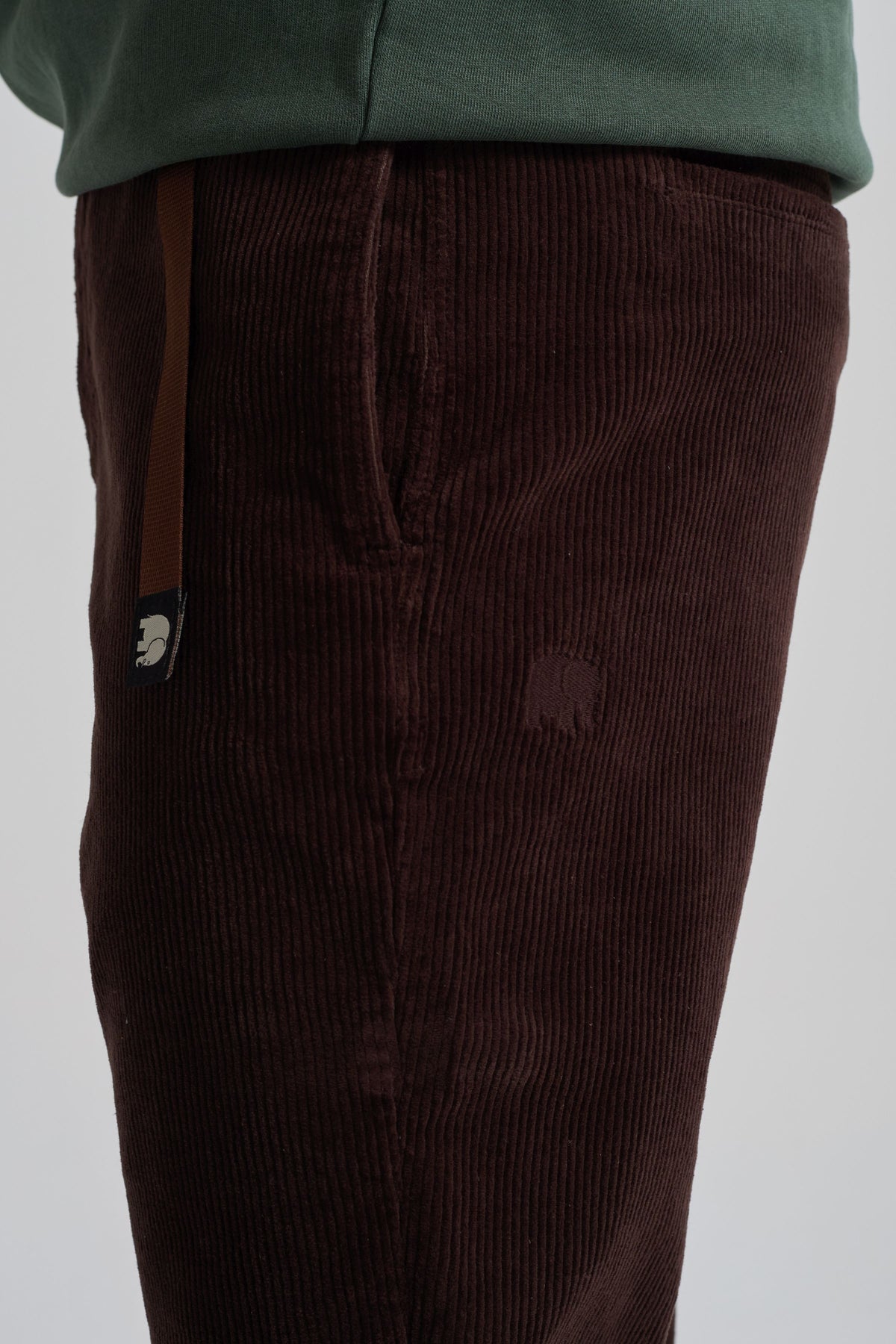 Personne portant le Corduroy Ecodye Climber Pant en Chicory Coffee, vue de côté mettant en valeur la texture et la coupe du tissu | TP_IMAGE_TYPE=MODEL_FRONT