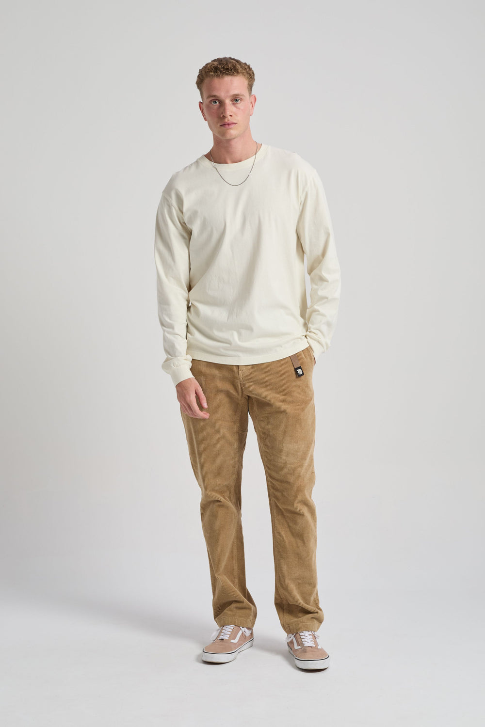 Personne portant un Corduroy Ecodye Climber Pant en Starfish Brown et une chemise à manches longues, posant sur un fond neutre. | TP_IMAGE_TYPE=MODEL_FRONT