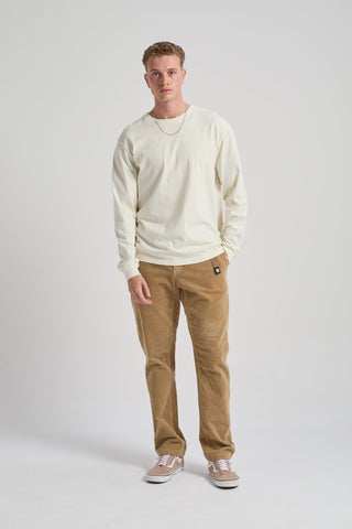 Personne portant un Corduroy Ecodye Climber Pant en Starfish Brown et une chemise à manches longues, posant sur un fond neutre. | TP_IMAGE_TYPE=MODEL_FRONT