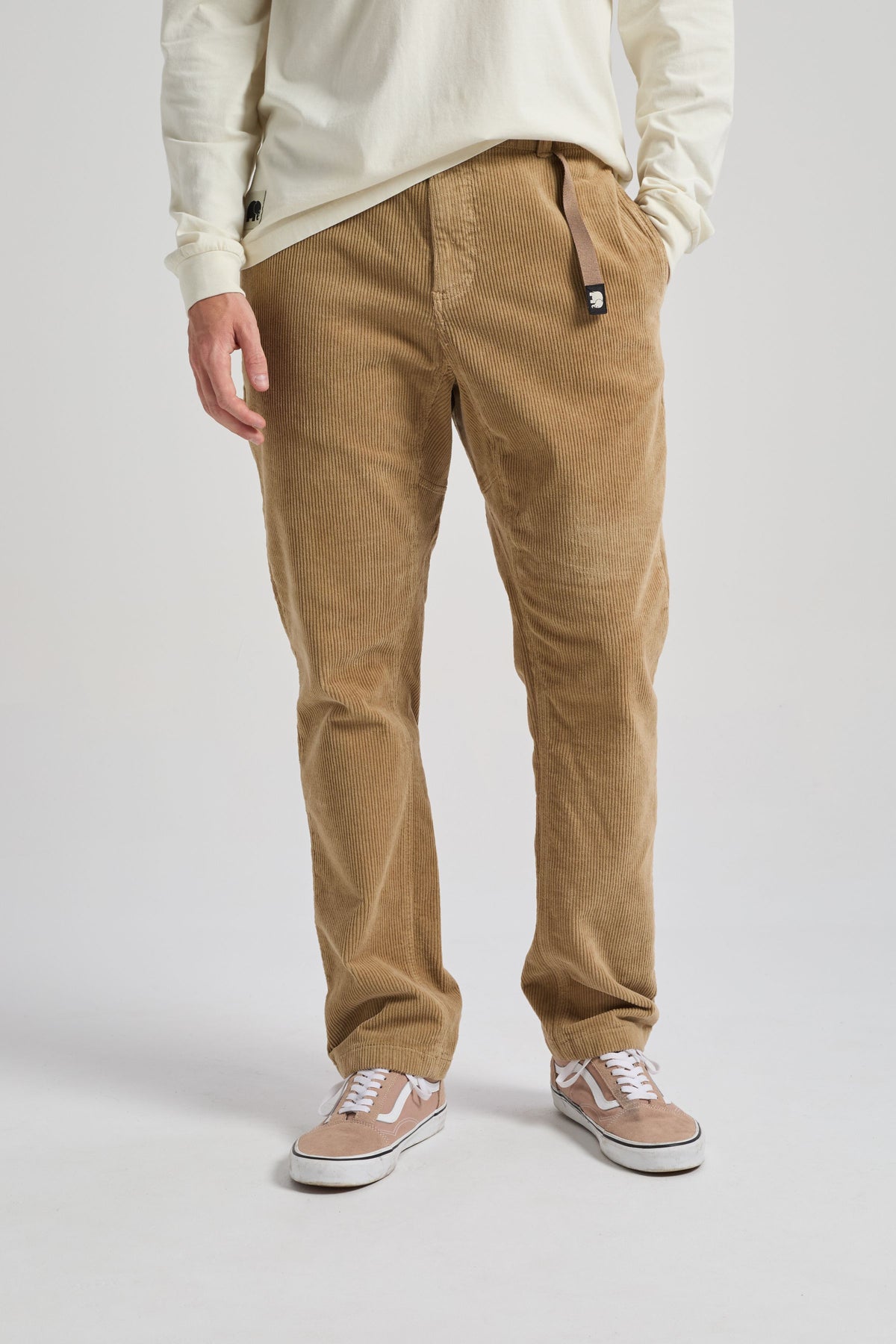 Personne portant le Corduroy Ecodye Climber Pant en Starfish Brown, associé à un haut de couleur claire et des baskets décontractées | TP_IMAGE_TYPE=MODEL_FRONT