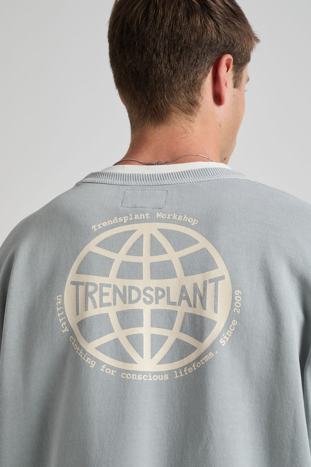 Persona che indossa la felpa Hangar Sweatshirt in Quarry Blue, vista dal retro con stampa del logo. | TP_IMAGE_TYPE=MODEL_BACK