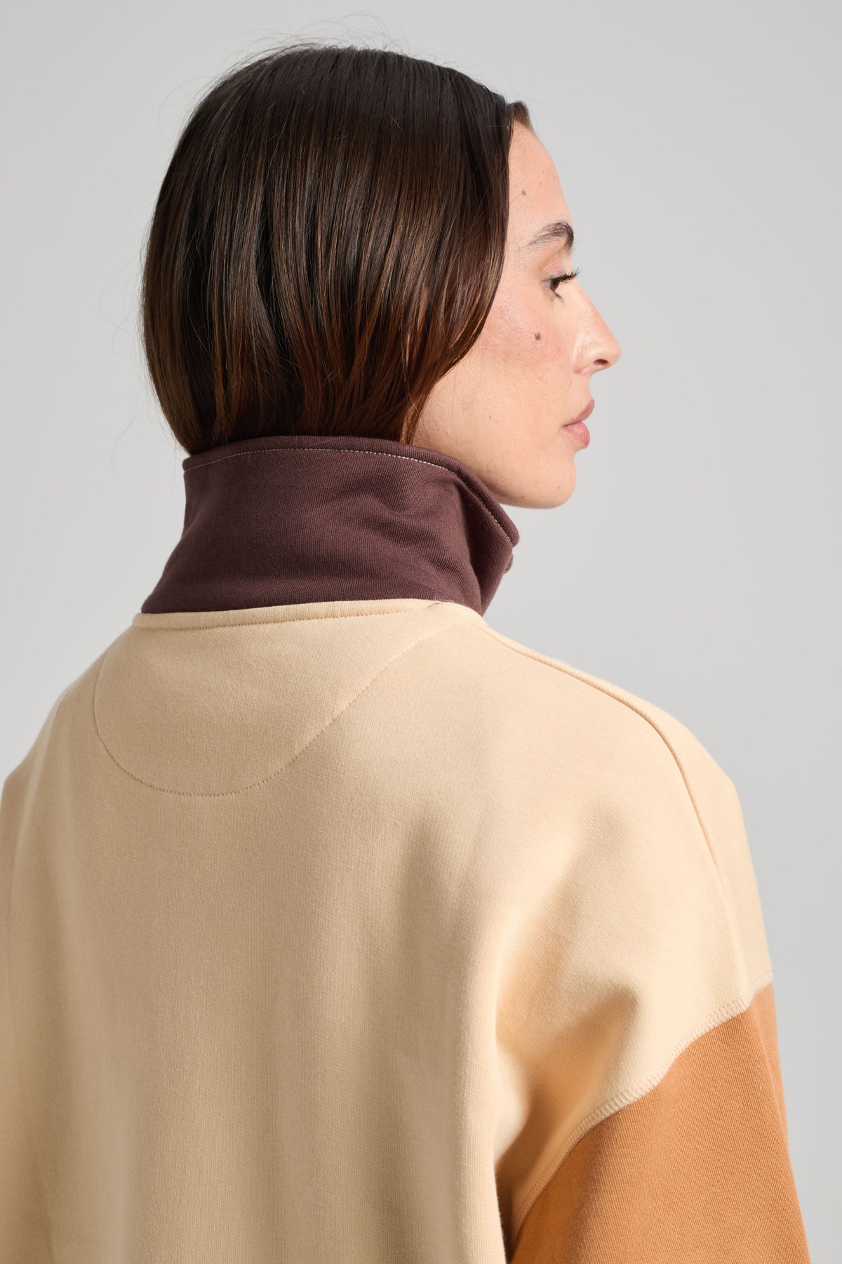 Persona che indossa una Women's Color Block Quarter Zip Sweatshirt in Gray Sand con colletto marrone, vista posteriore. | TP_IMAGE_TYPE=MODEL_BACK