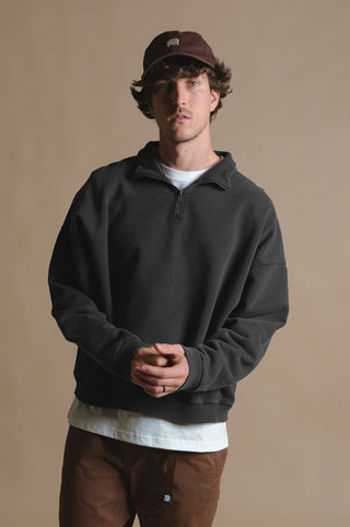 Persona che indossa una felpa con zip oversize in grigio ferro forgiato. TP_IMAGE_TYPE=LIFESTYLE