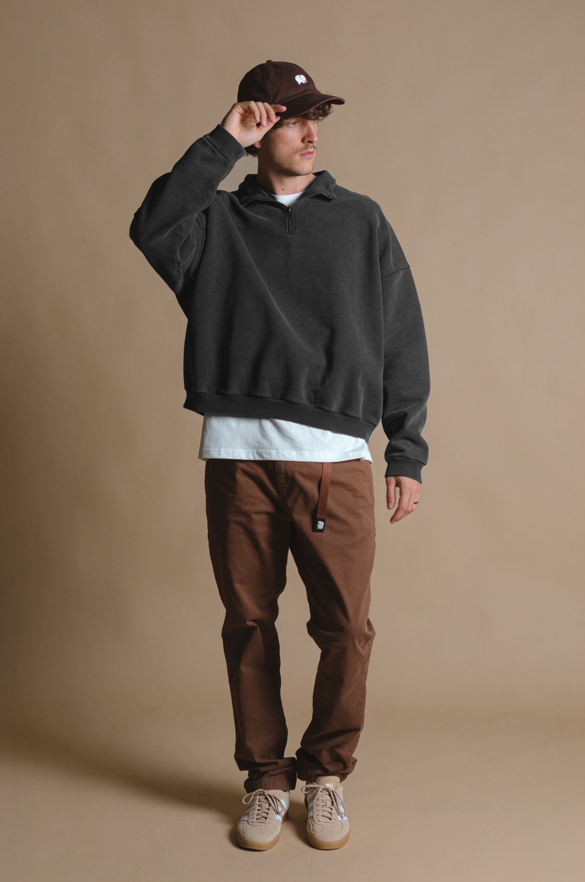 Persona che indossa la Axis Super Heavy Quarter Zip Sweatshirt in Forged Iron. | TP_IMAGE_TYPE=MODEL_FRONT