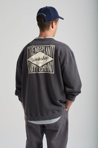 Personne portant un Factory Oversized Sweatshirt en Forged Iron, montrant le design au dos avec le logo Trendplant Workshop | TP_IMAGE_TYPE=MODEL_BACK