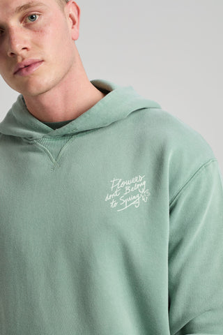 Persona che indossa una Flowers Hoodie in Vintage Sage con una grafica ricamata sul petto. | TP_IMAGE_TYPE=MODEL_FRONT