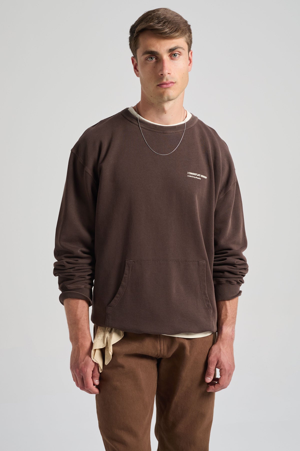 Personne portant un Core Oversized Sweatshirt en coloris Coffee Bean, avec un look décontracté, doté d'une poche avant et d'une coupe ample. | TP_IMAGE_TYPE=MODEL_FRONT