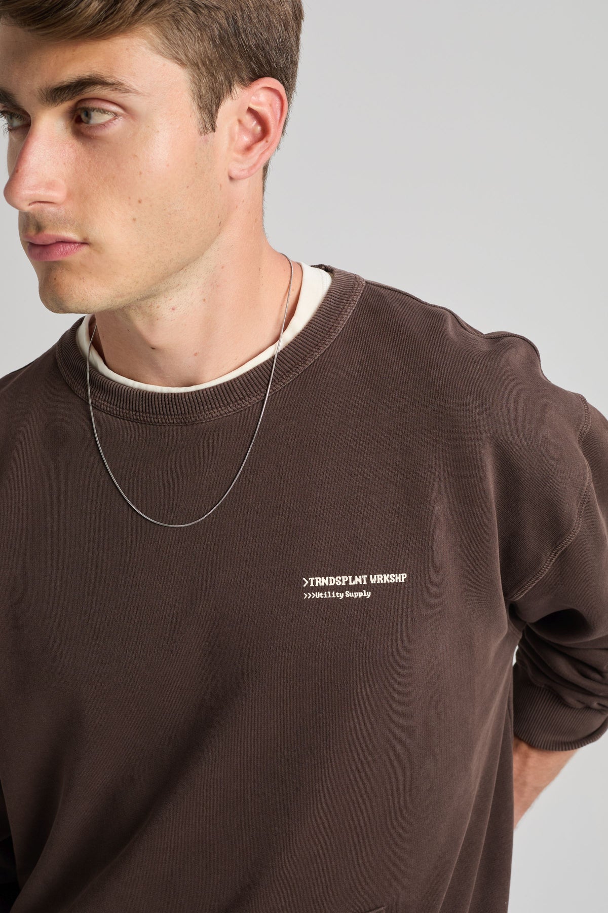 Personne portant un Core Oversized Sweatshirt couleur Coffee Bean, au design élégant et à la coupe décontractée. | TP_IMAGE_TYPE=MODEL_FRONT