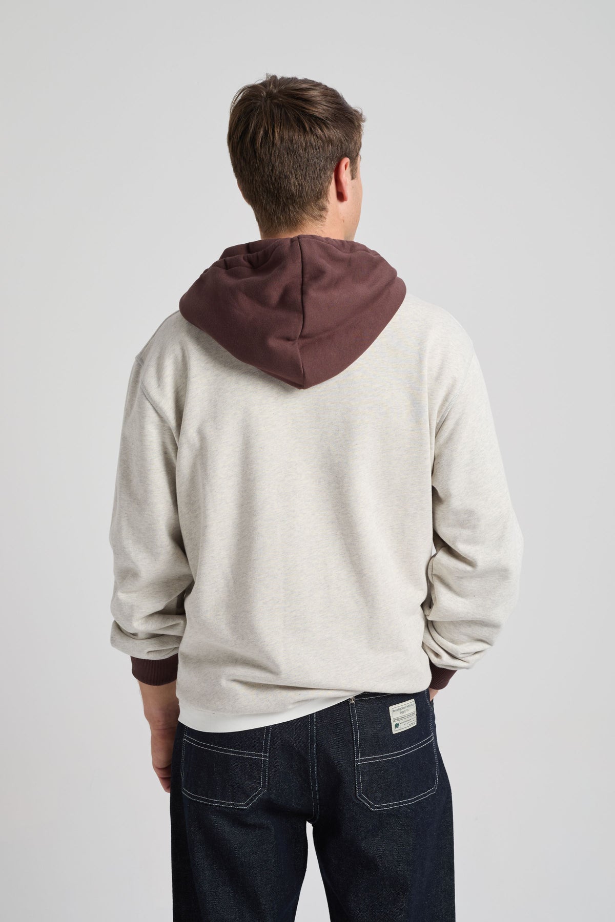 Persona che indossa The Hooded Oversized Sweatshirt in Warm Heather Grey/Coffee, vista da dietro | TP_IMAGE_TYPE=MODEL_BACK