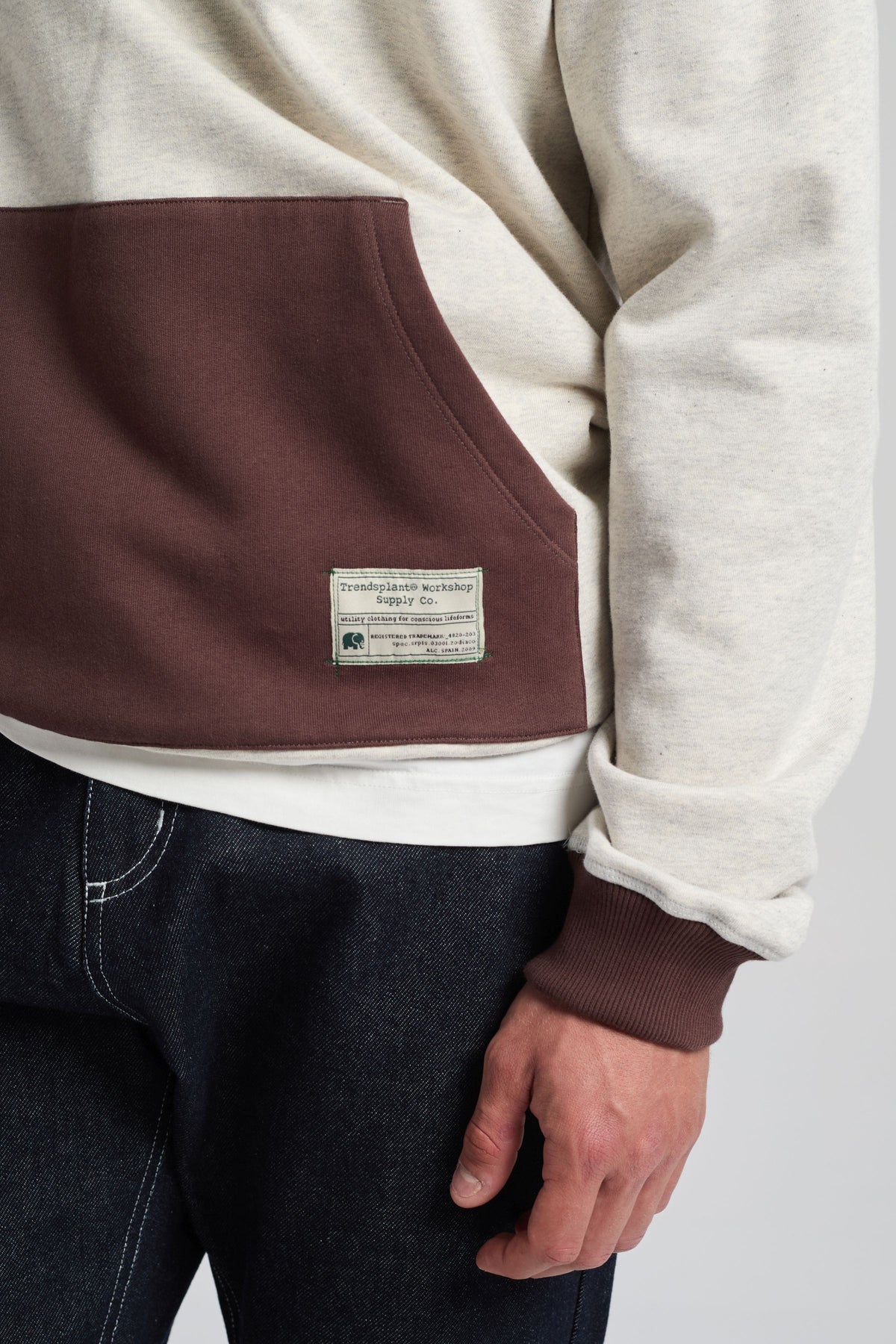 Persona che indossa The Hooded Oversized Sweatshirt in Warm Heather Grey/Coffee, con dettaglio della tasca e dei polsini | TP_IMAGE_TYPE=DETAIL