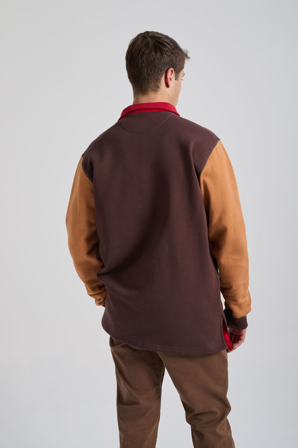 Persona che indossa una felpa polo Color Block in Solemnity Brown con maniche a contrasto, vista di spalle | TP_IMAGE_TYPE=MODEL_BACK