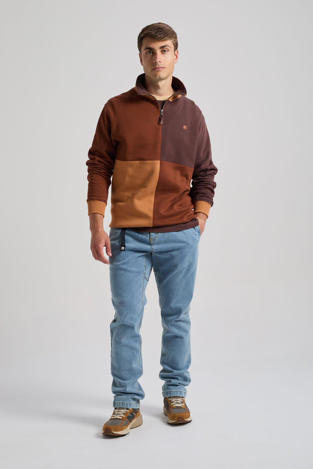 Persona che indossa una felpa Color Block con zip a quarto di zip in ciliegio mogano, abbinata a jeans azzurri e scarpe casual. | TP_IMAGE_TYPE=MODEL_FRONT
