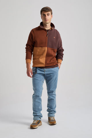Persona che indossa una felpa Color Block con zip a quarto di zip in ciliegio mogano, abbinata a jeans azzurri e scarpe casual. | TP_IMAGE_TYPE=MODEL_FRONT