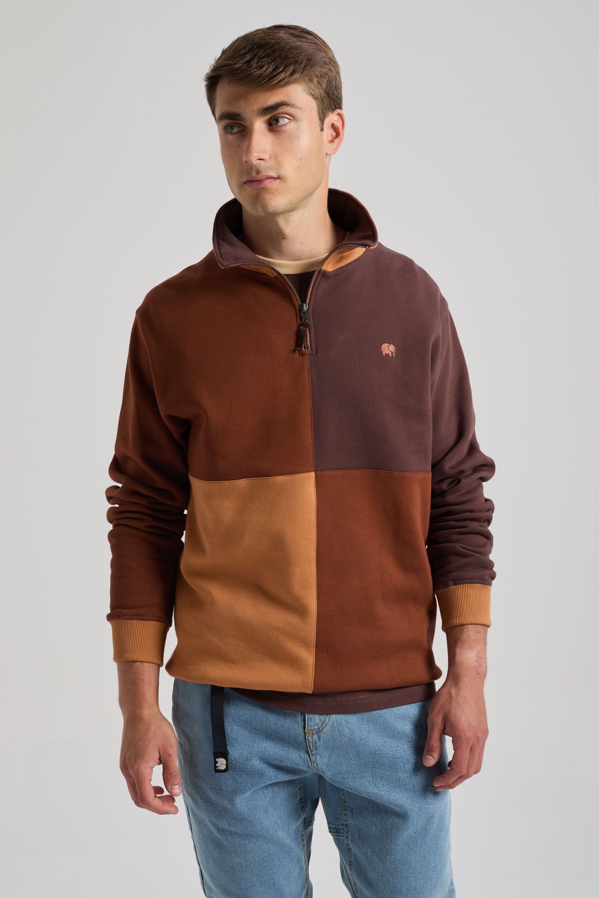 Personne portant un sweat à fermeture quart de zip color block en Cherry Mahogany, avec un mélange de tons brun riche. | TP_IMAGE_TYPE=MODEL_FRONT