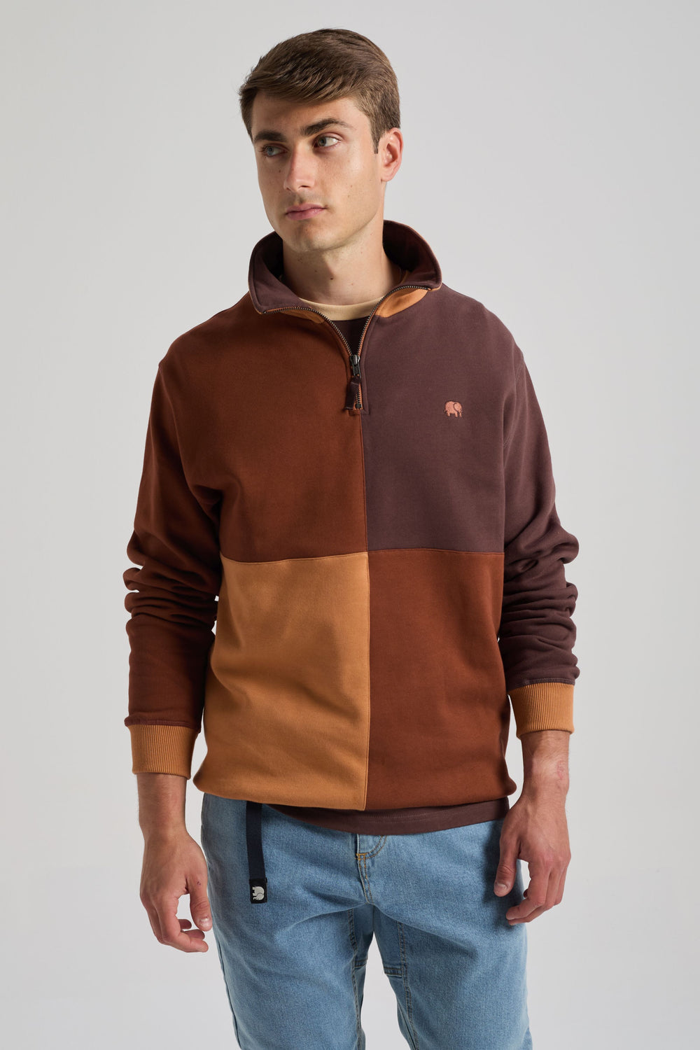 Persona che indossa una felpa mezza zip Color Block in Cherry Mahogany, con una combinazione di ricchi toni marroni. | TP_IMAGE_TYPE=MODEL_FRONT