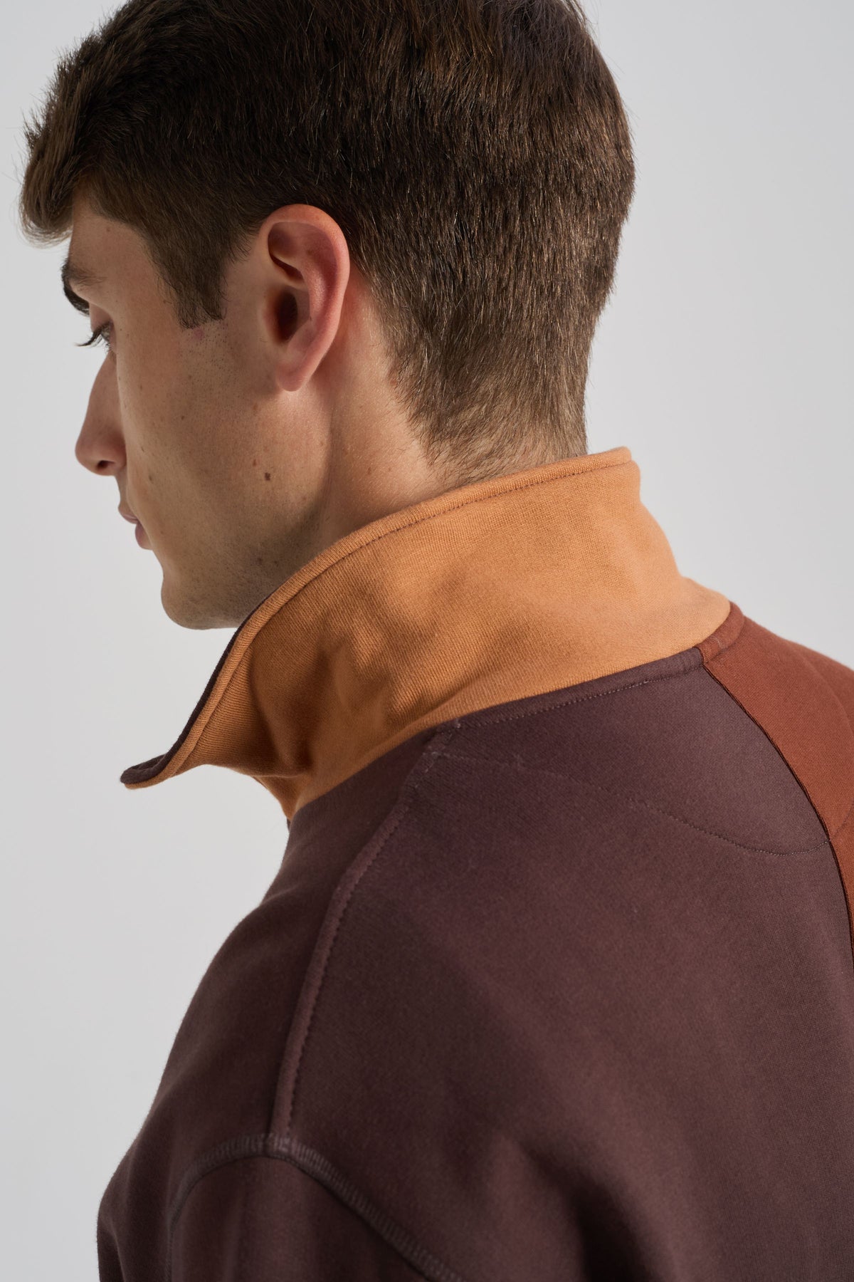 Persona che indossa una felpa quarter zip Color Block in Cherry Mahogany con colletto a contrasto nei toni mogano e marrone, per un look elegante e moderno. | TP_IMAGE_TYPE=MODEL_BACK