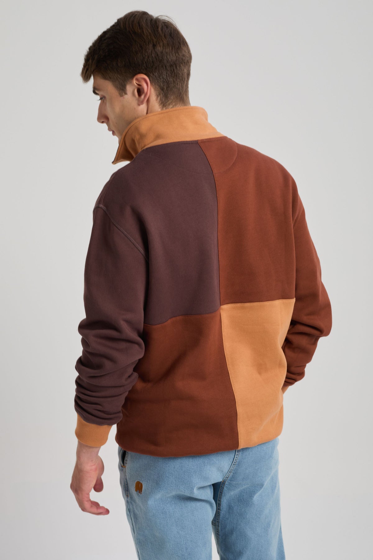 Persona che indossa una felpa con zip a un quarto Color Block nelle tonalità ciliegia e mogano, vista da dietro | TP_IMAGE_TYPE=MODEL_BACK