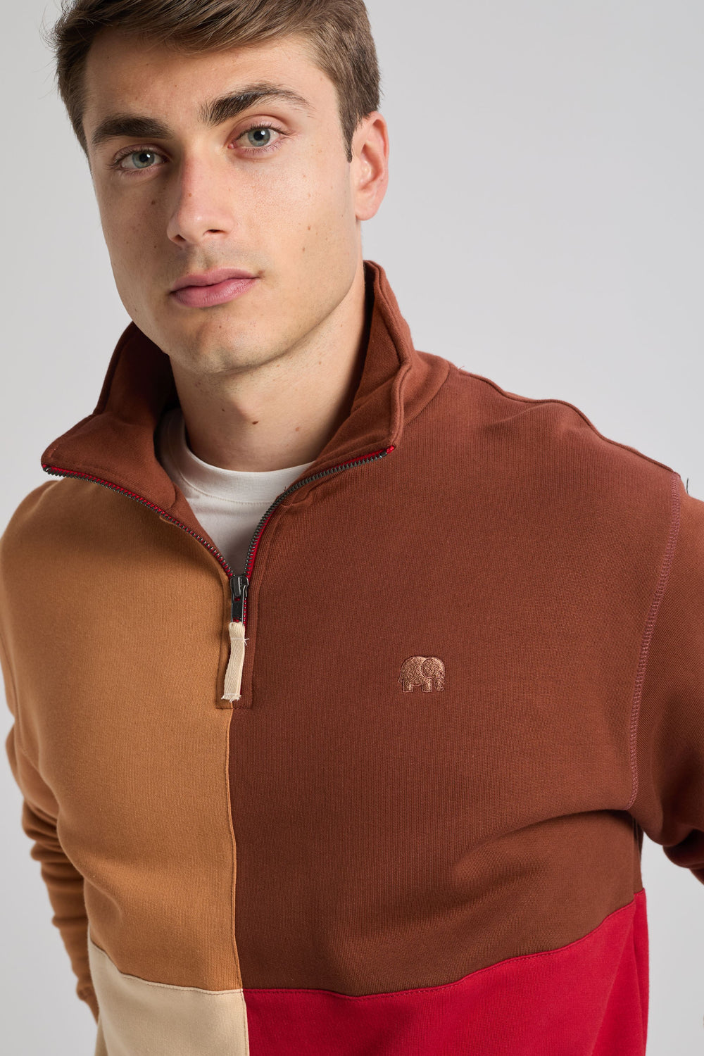 Persona che indossa una felpa quarter zip Color Block in Equestrian Red, con una combinazione di toni caldi, dettaglio quarter zip e logo ricamato. | TP_IMAGE_TYPE=MODEL_FRONT