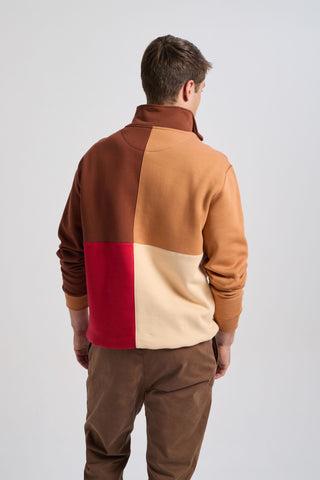 Persona che indossa una felpa color block con zip a un quarto in Equestrian Red, vista di spalle | TP_IMAGE_TYPE=MODEL_BACK
