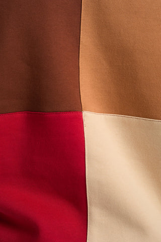 Design Color Block con sezioni Equestrian Red, marrone e beige, che mette in risalto la texture e i dettagli delle cuciture della felpa | TP_IMAGE_TYPE=DETAIL