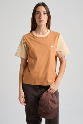 Personne portant le Women's Color Block T-Shirt en coloris Cashew, avec un design bicolore et une manche beige clair. | TP_IMAGE_TYPE=MODEL_FRONT