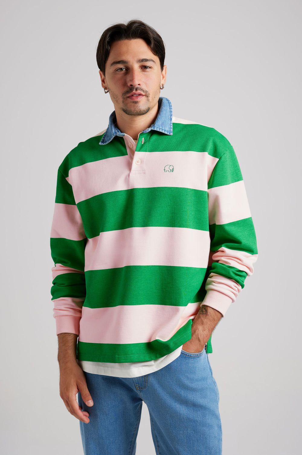 Personne portant un polo Yard Rugby vert fougère et rose nuage avec un col en denim, posant sur un fond neutre. | TP_IMAGE_TYPE=MODEL_FRONT