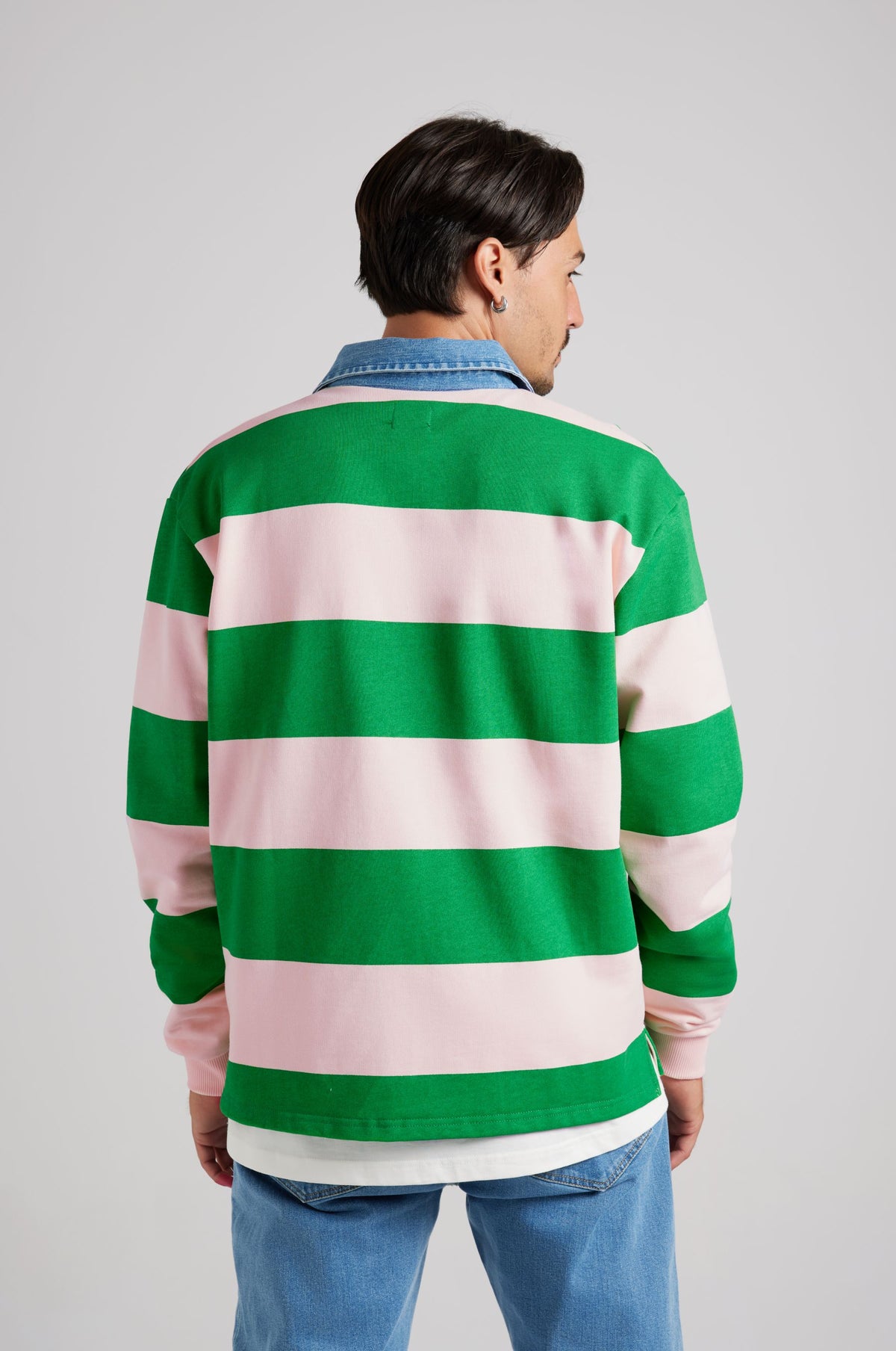 Personne portant un Yard Rugby Polo en vert fougère et rose nuage, vue de dos avec des rayures horizontales. | TP_IMAGE_TYPE=MODEL_BACK