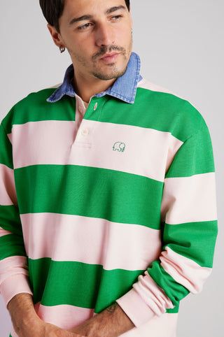 Personne portant un Yard Rugby Polo en Fern Green et Cloud Pink, avec un motif rayé classique et un col en denim. | TP_IMAGE_TYPE=MODEL_FRONT