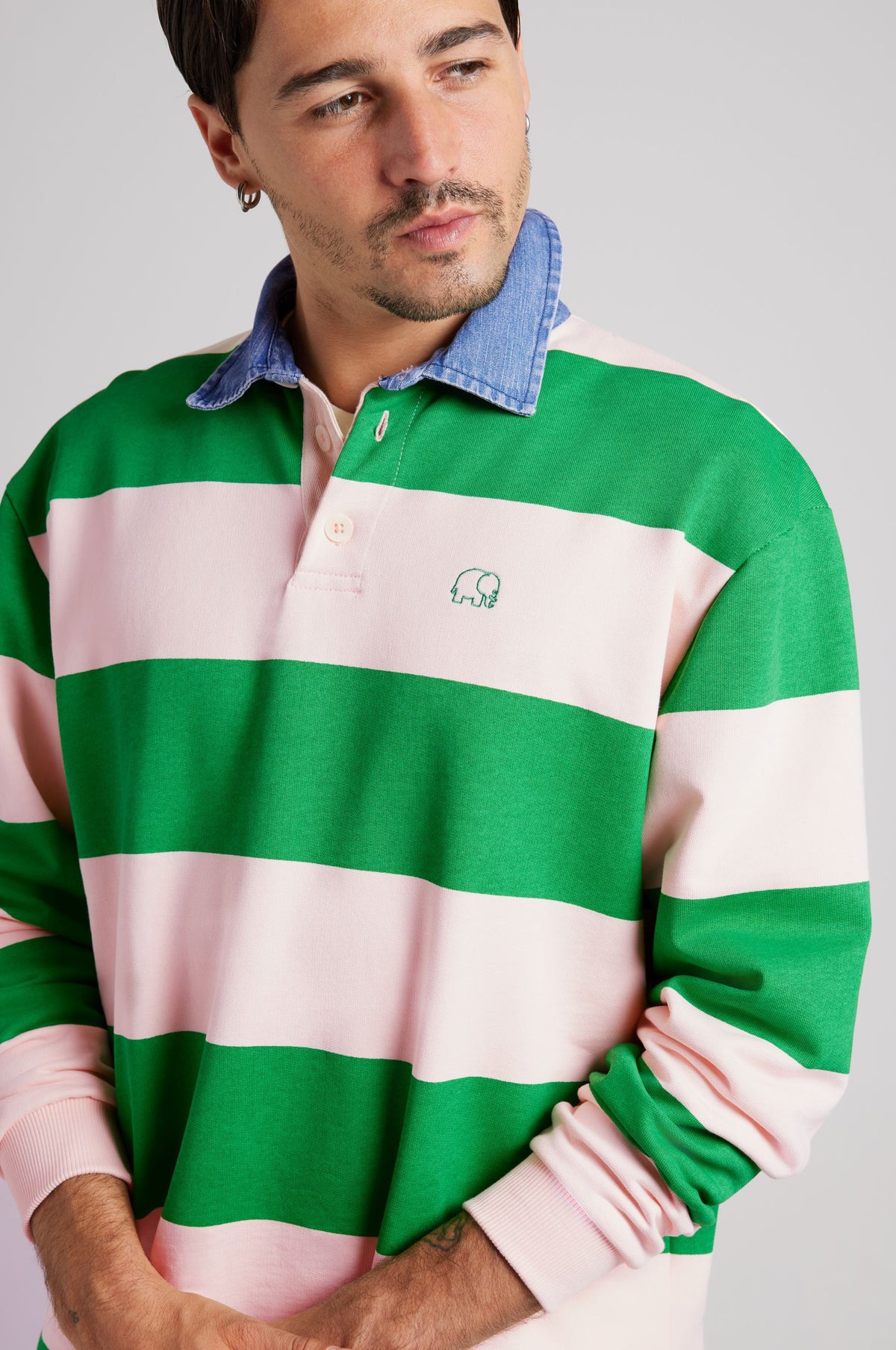 Personne portant un Yard Rugby Polo en Fern Green et Cloud Pink, avec un motif rayé classique et un col en denim. | TP_IMAGE_TYPE=MODEL_FRONT