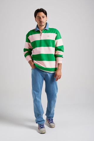 Personne portant un Yard Rugby Polo en Fern Green et Cloud Pink, associé à un jean et à des baskets, debout sur un fond neutre. | TP_IMAGE_TYPE=MODEL_FRONT