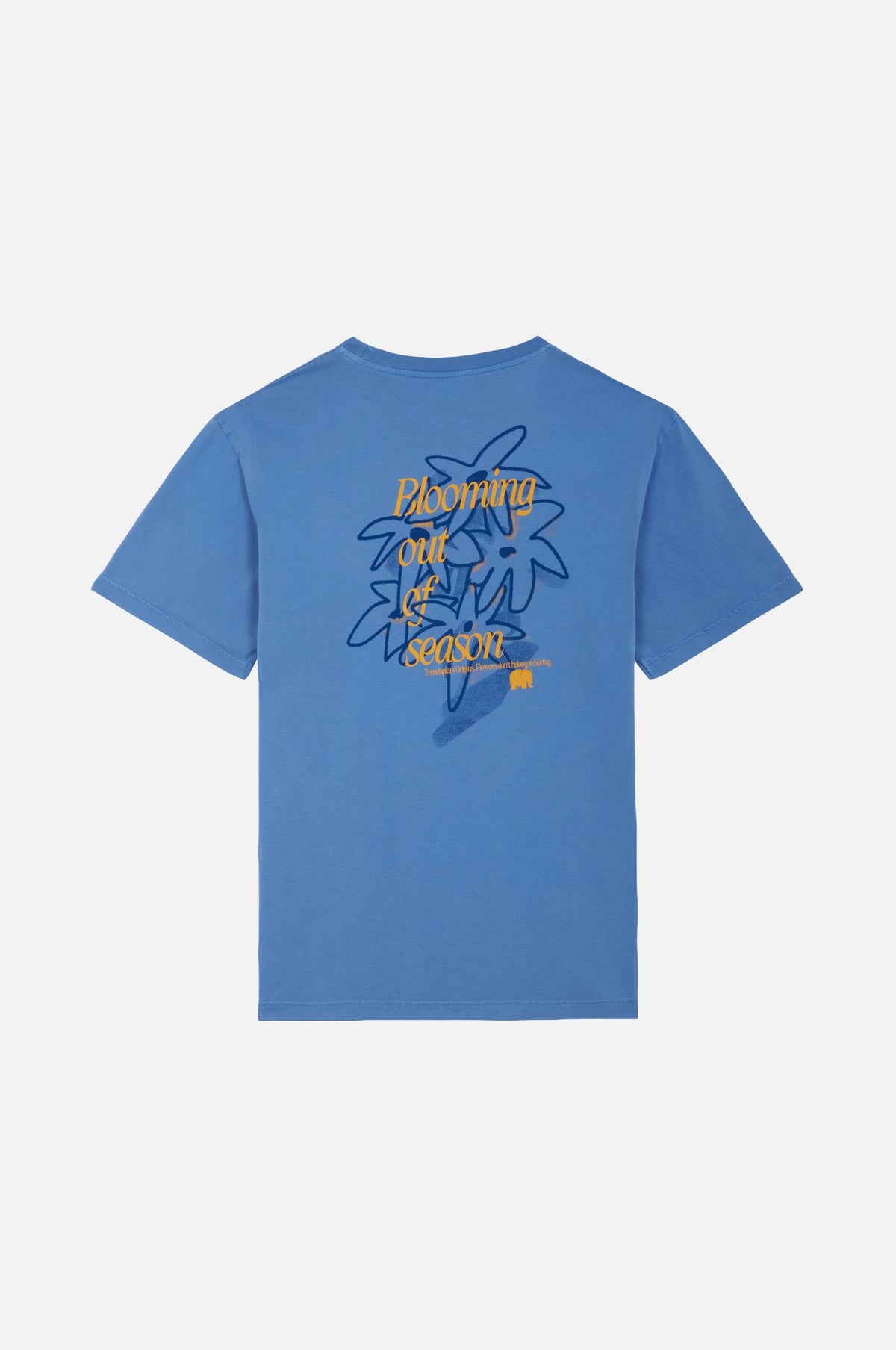 Bloom T-Shirt Ebb&Flow sur fond bleu avec un motif floral et un texte au dos | TP_IMAGE_TYPE=MODEL_BACK
