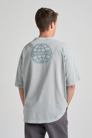 Personne portant un Worldwide Sunwashed Heavy Oversized T-shirt en Quarry Blue, vue de dos, mettant en valeur le design distinctif et la coupe décontractée. | TP_IMAGE_TYPE=MODEL_BACK