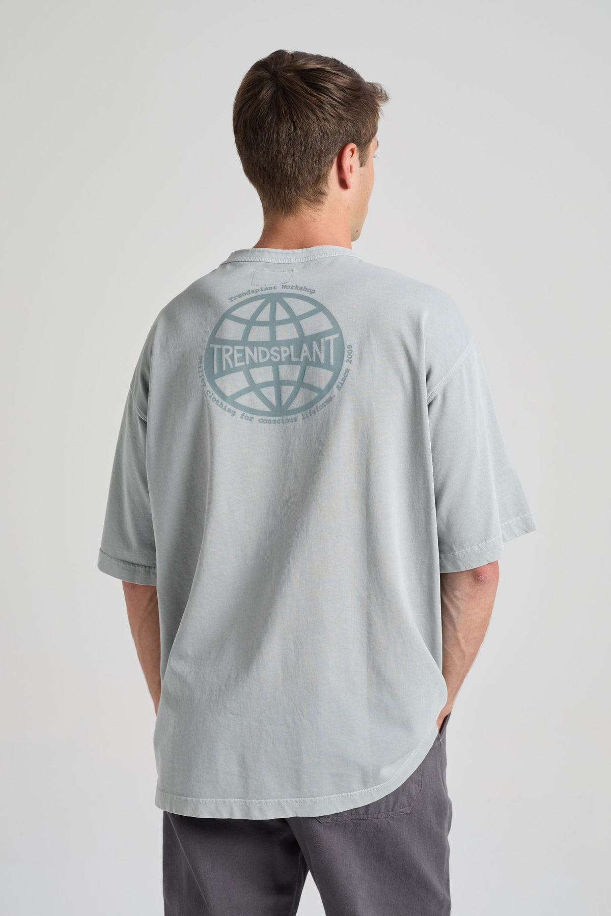 Personne portant un Worldwide Sunwashed Heavy Oversized T-shirt en Quarry Blue, vue de dos, mettant en valeur le design distinctif et la coupe décontractée. | TP_IMAGE_TYPE=MODEL_BACK