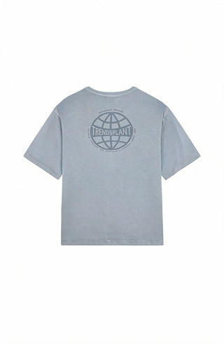 T-shirt Worldwide Sunwashed Heavy Oversized en Quarry Blue vu de dos, avec un design de logo représentant un globe | TP_IMAGE_TYPE=MODEL_BACK