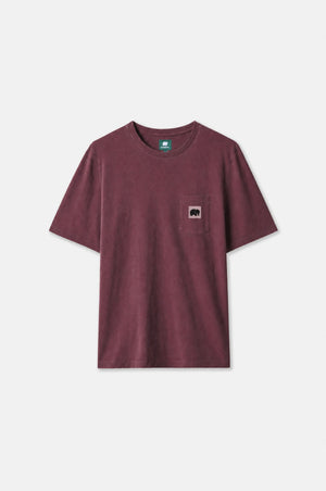 T-shirt Garza Cabernet mostrata su una superficie piana, che mette in mostra una tasca con logo e maniche corte in un ricco color cabernet | TP_IMAGE_TYPE=SILHOUETTE_FRONT