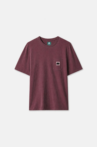 T-shirt Garza Cabernet mostrata su una superficie piana, che mette in mostra una tasca con logo e maniche corte in un ricco color cabernet | TP_IMAGE_TYPE=SILHOUETTE_FRONT