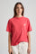 Personne portant un T-shirt Bloom pour femme en Poppy Red, avec une coupe décontractée et des manches courtes. | TP_IMAGE_TYPE=MODEL_FRONT
